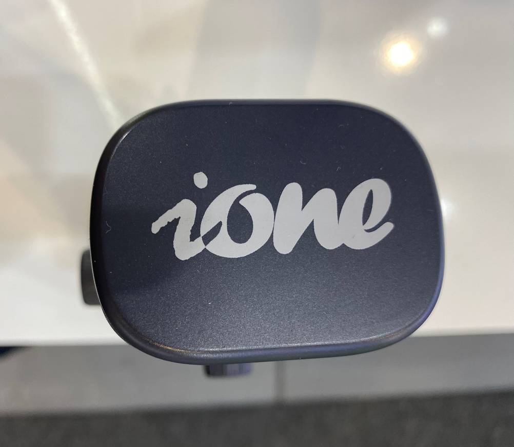 USB-Kondensatormikrofon im Test: Nahaufnahme des Logos.