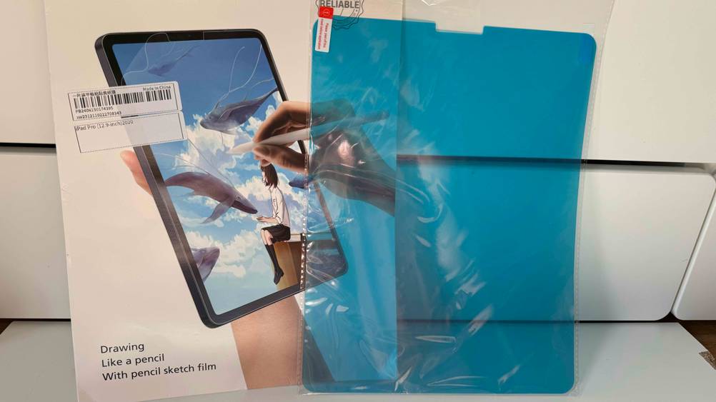 Getestet: Ein iPad-Pro-12.9-Panzerglas steht neben der Verpackung an einer Wand.
