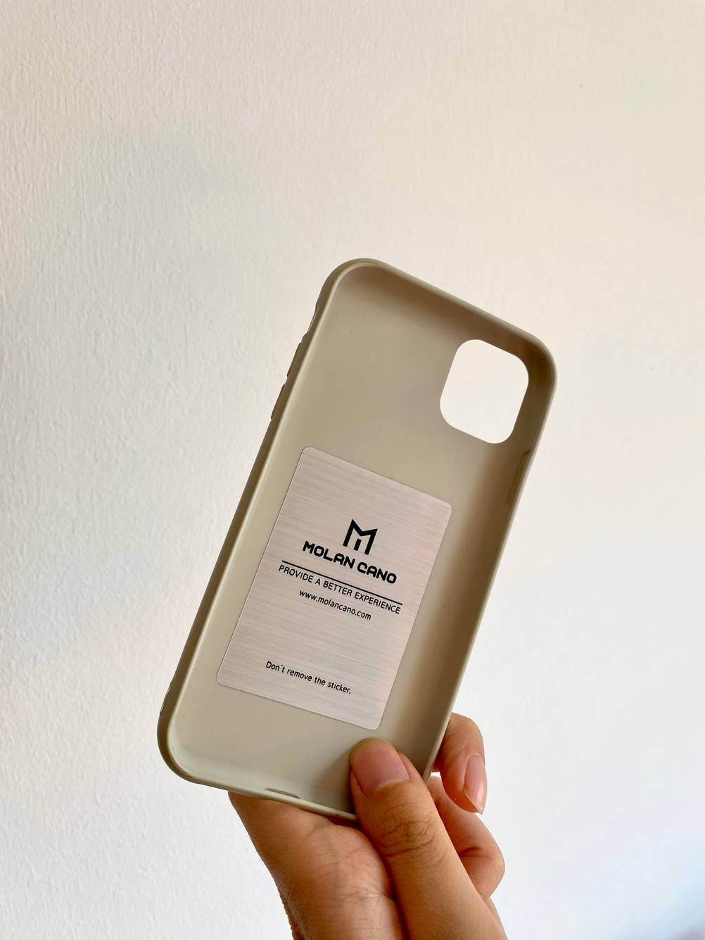 iPhone-11-Hülle getestet: Im Inneren der Hülle ist das Logo, die Hülle wird von einer Hand hochgehalten.