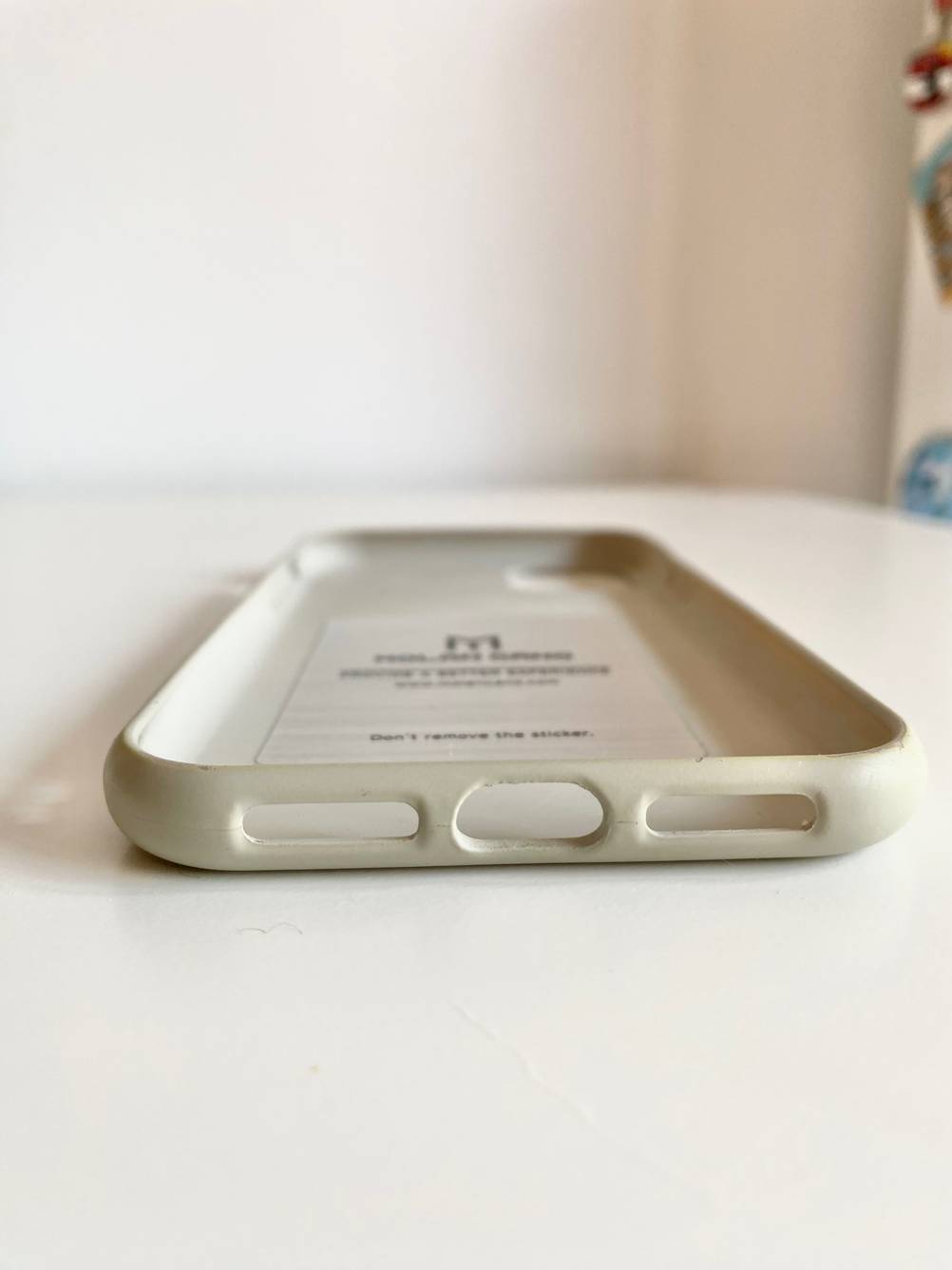 Nahaufnahme der Aussparungen an der Unterseite einer getesteten iPhone-11-Hülle.