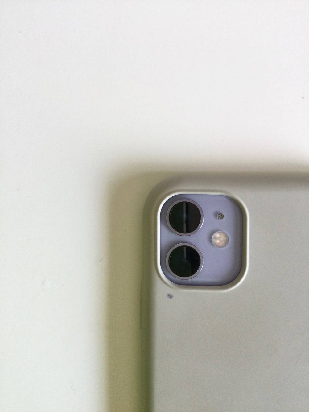 Eine getestete iPhone-11-Hülle mit Kantenschutz für die Kamera.