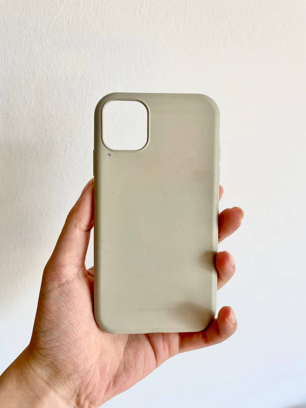 Eine Hand hält eine getestete iPhone-11-Hülle.