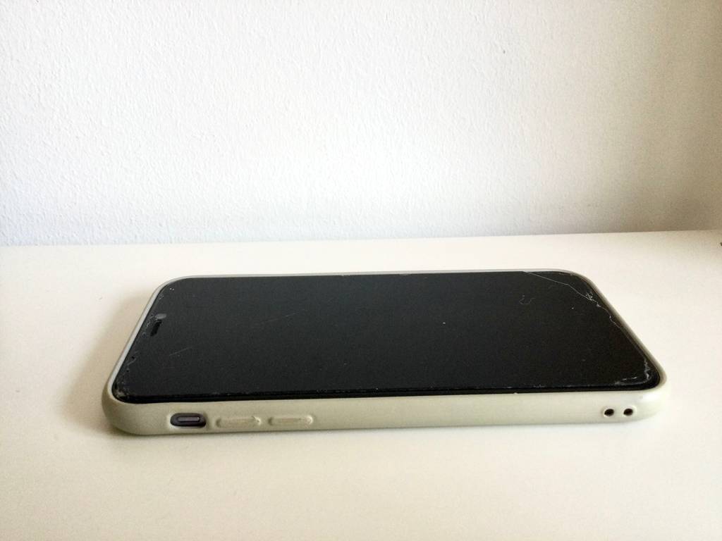 Auf einem Regal liegt ein iPhone-11 mit einer getesteten iPhone-11-Hülle.