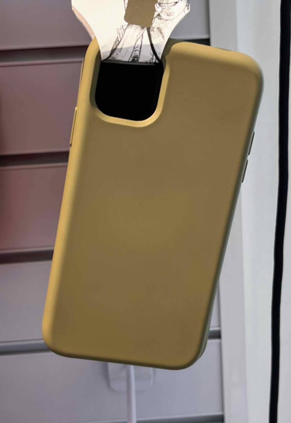 iPhone 11 Pro Max Hülle getestet: Rückseite der Hülle vor einer hellen Fläche.