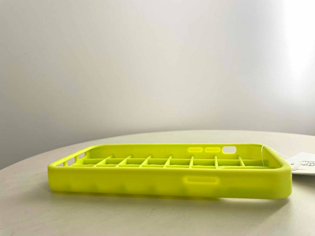 Seitenansicht einer getesteten iPhone-12-Hülle mit Aussparungen.