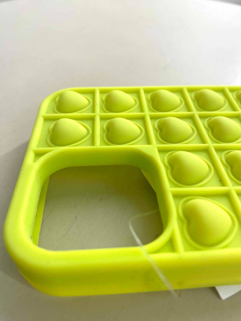 Eine getestete iPhone-12-Hülle in der Farbe Neongelb und mit Kantenschutz für die Kamera. 
