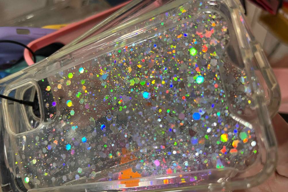 iPhone-12-Mini-Hülle im Test: mehrere Glitzerhüllen übereinander.