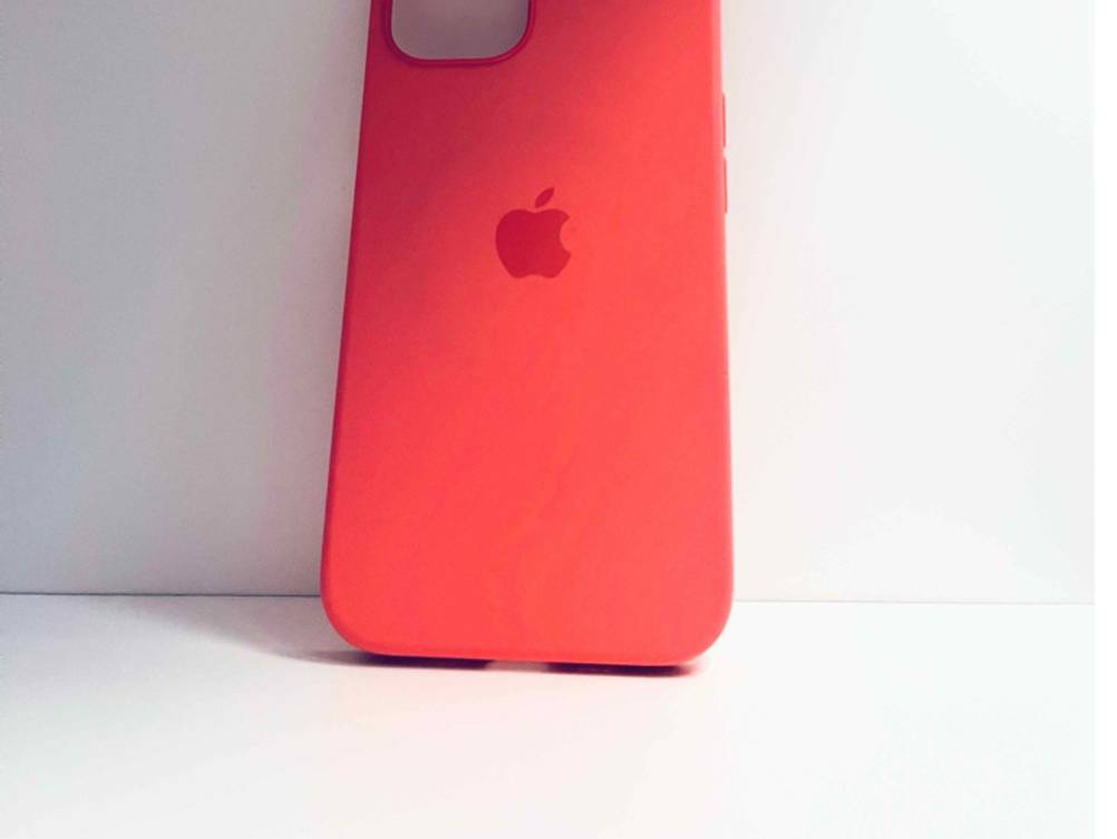 iPhone-12-Pro-Hülle-Test: Nahaufnahme der Hülle von hinten mit Apple-Logo.