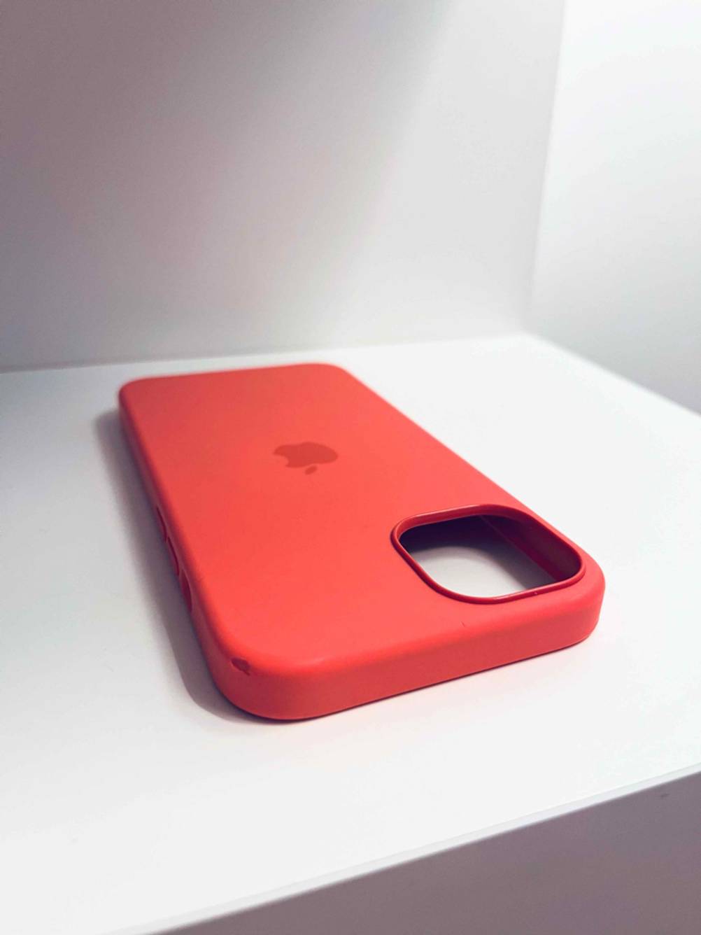 Auf einem Regal befindet sich eine getestete iPhone-12-Pro-Hülle in der Farbe Rot.