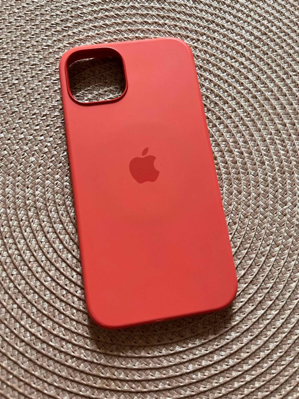 Auf dem Boden befindet sich eine getestete iPhone-12-Pro-Hülle in der Farbe Rot. 