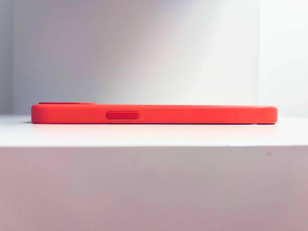 Eine getestete iPhone-12-Pro-Hülle liegt auf dem Regal