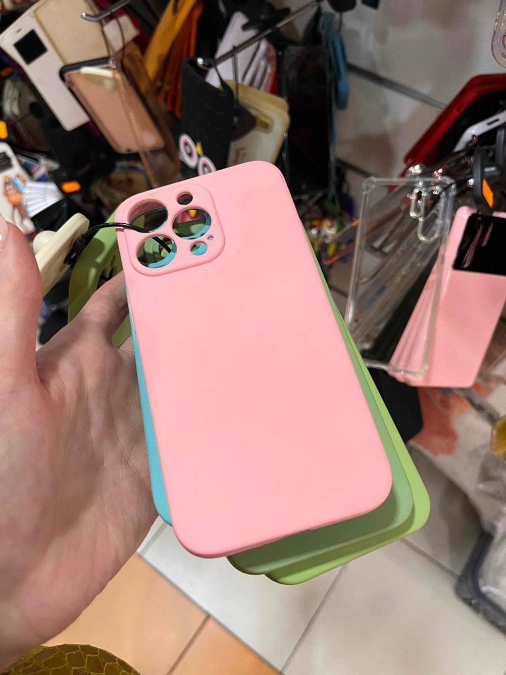 iPhone-12-Pro-Max-Hülle-Test: Nahaufnahme der Außenseite von einer Hand hochgehalten.