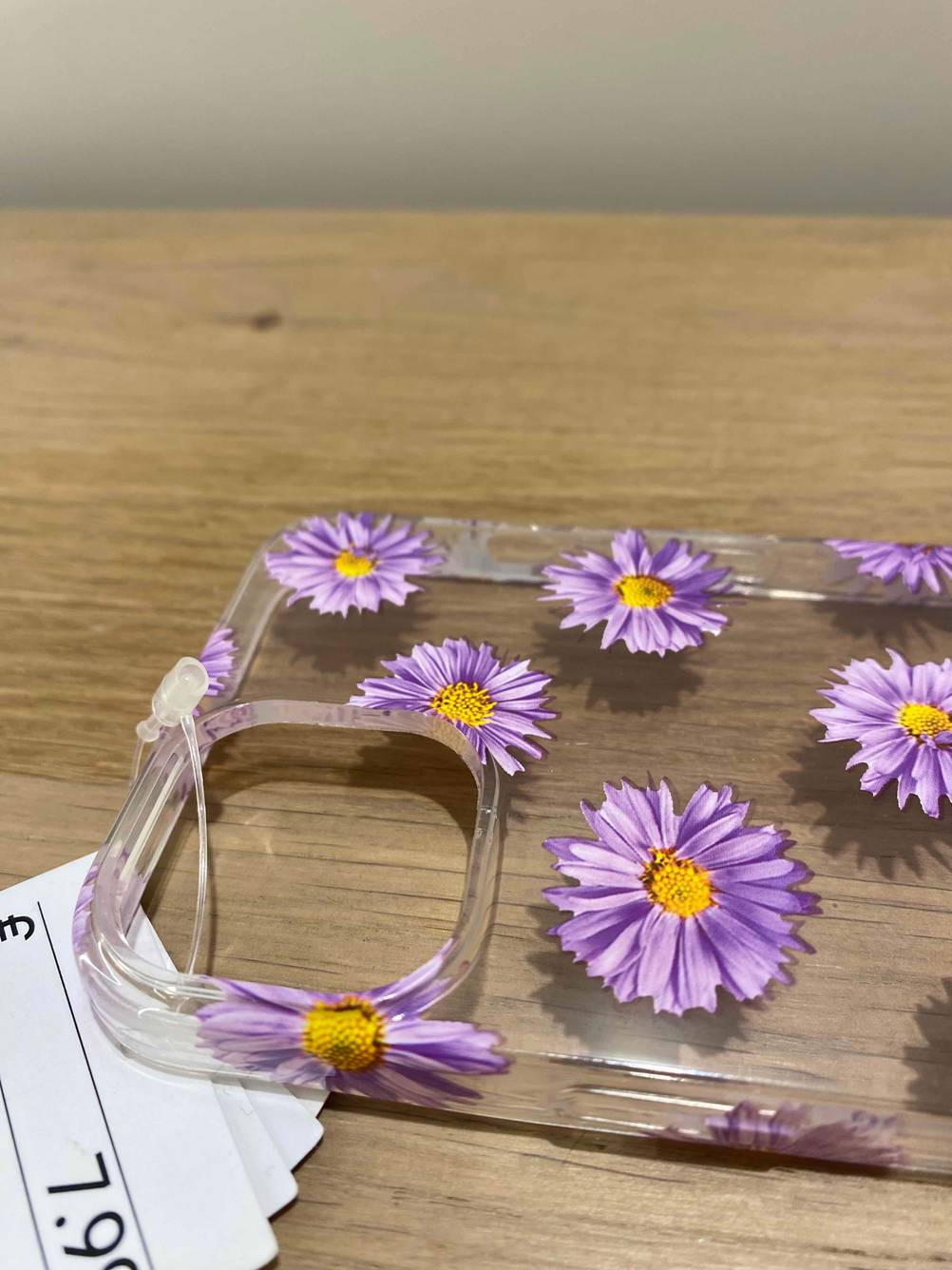 Auf einem Tisch liegt eine getestete iPhone-13-Hülle mit Kameraschutz. 