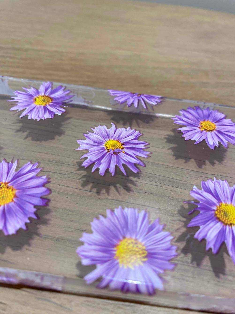 Eine getestete iPhone-13-Hülle mit Blumenmuster. 