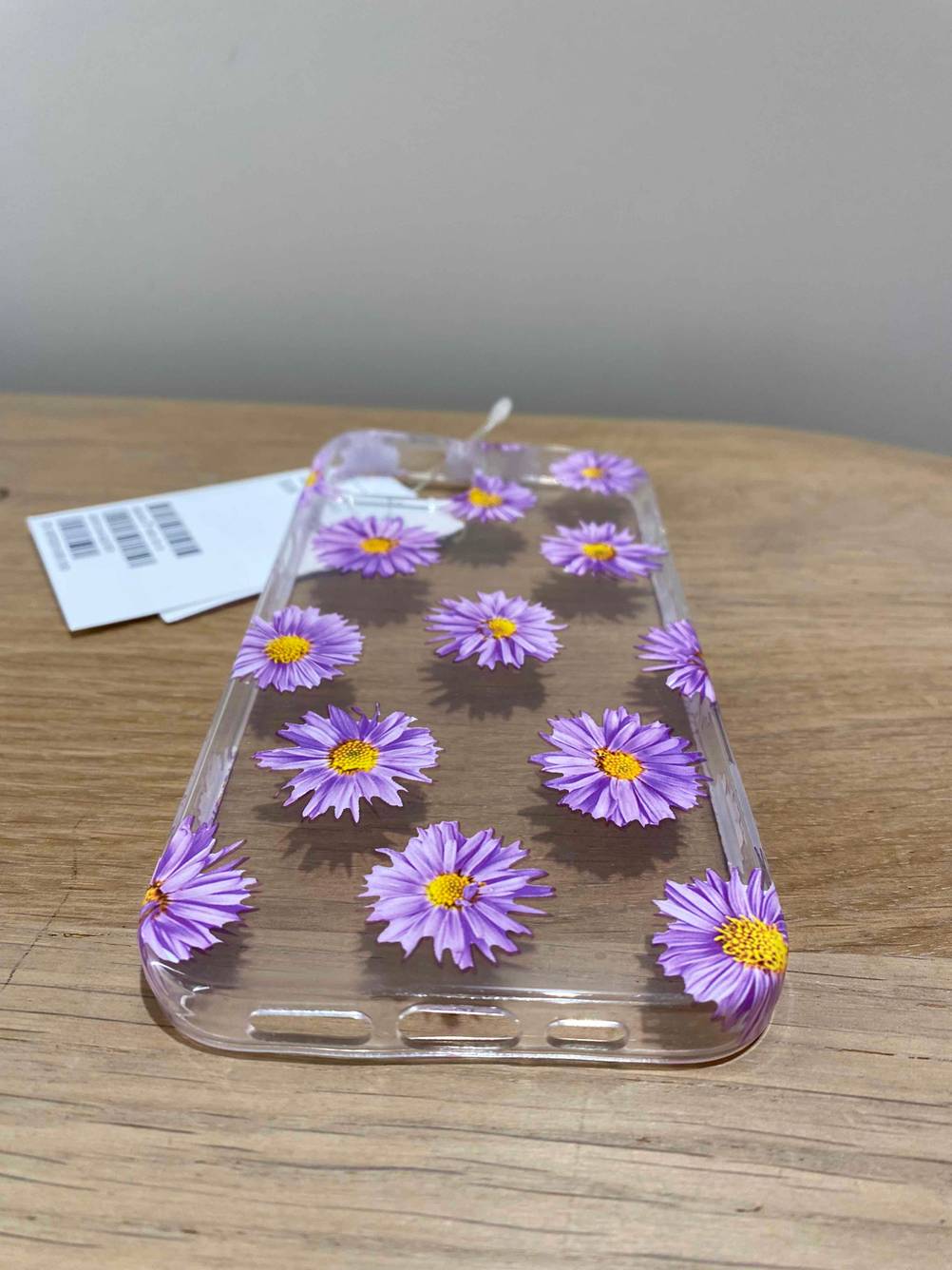Eine getestete iPhone-13-Hülle mit Preisschild liegt auf einem Tisch. 