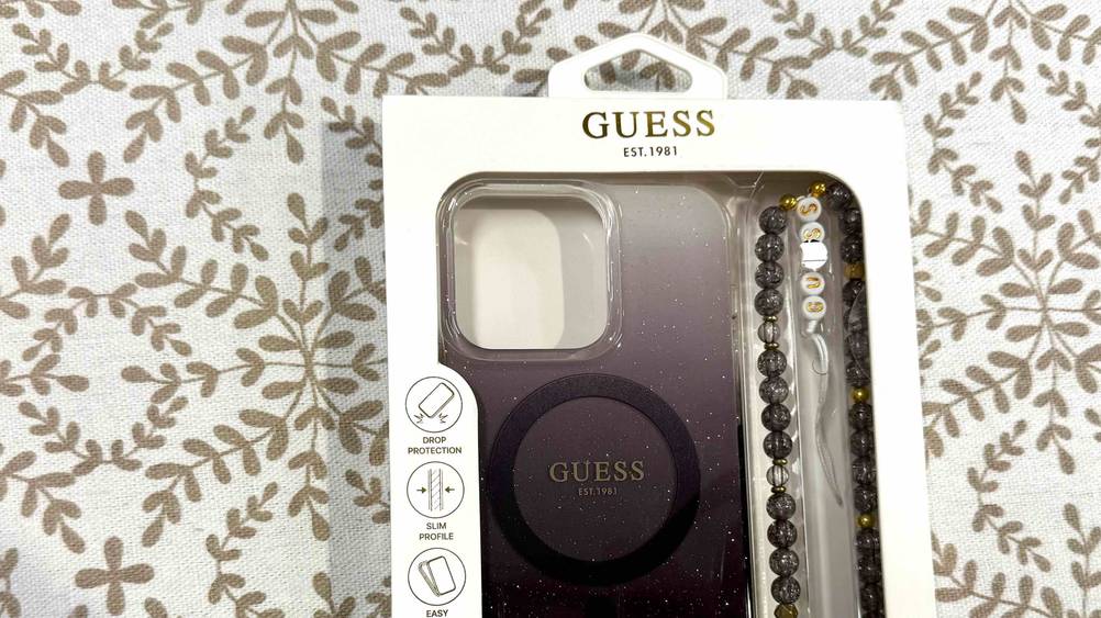 iPhone-13-Pro-Max-Hülle im Test: Nahaufnahme des Logos auf der Verpackung.