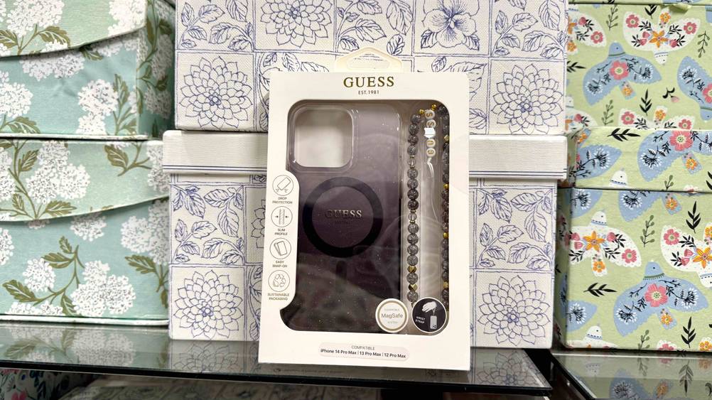 iPhone-13-Pro-Max-Hülle getestet: Die Originalverpackung vor mehreren Boxen.