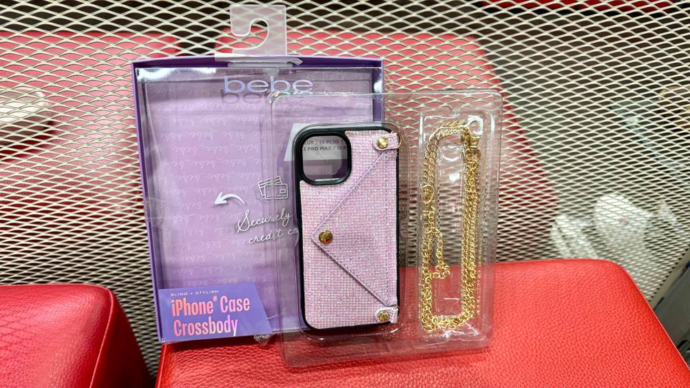 iPhone-14-Plus-Hülle im Test: Auf einem roten Polster steht eine Verpackung, die Hülle und eine Kette.