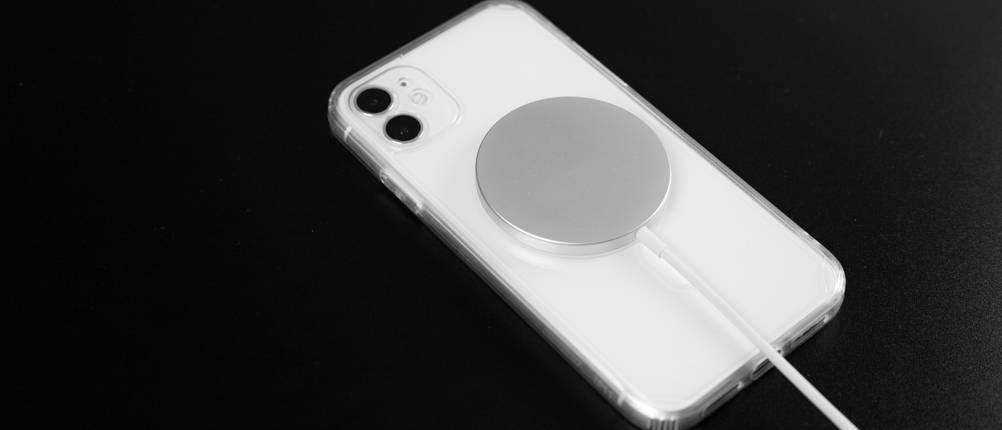 iPhone-14-Pro-Hülle-MagSafe-Test: iPhone lädt über ein MagSafe-Ladegerät.