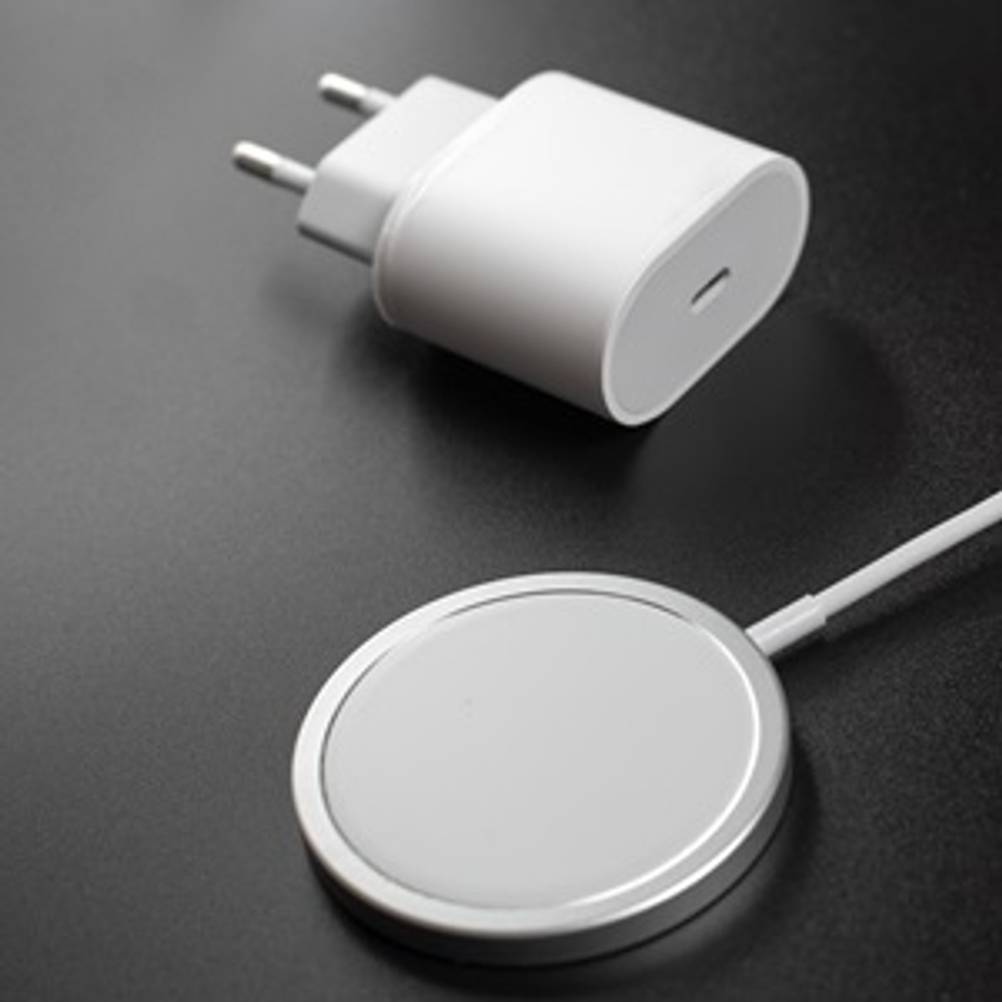 iPhone-14-Pro-Magsafe-Hülle getestet: Induktive Ladestation samt Stecker.