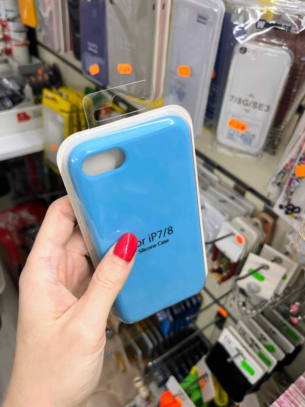 In der Hand befindet sich eine getestete Hülle für das iPhone 8.