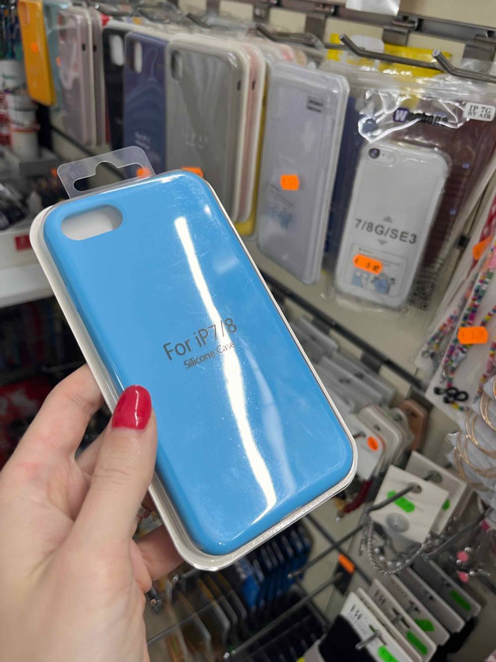 In der Hand befindet sich eine getestete Hülle für das iPhone 8.