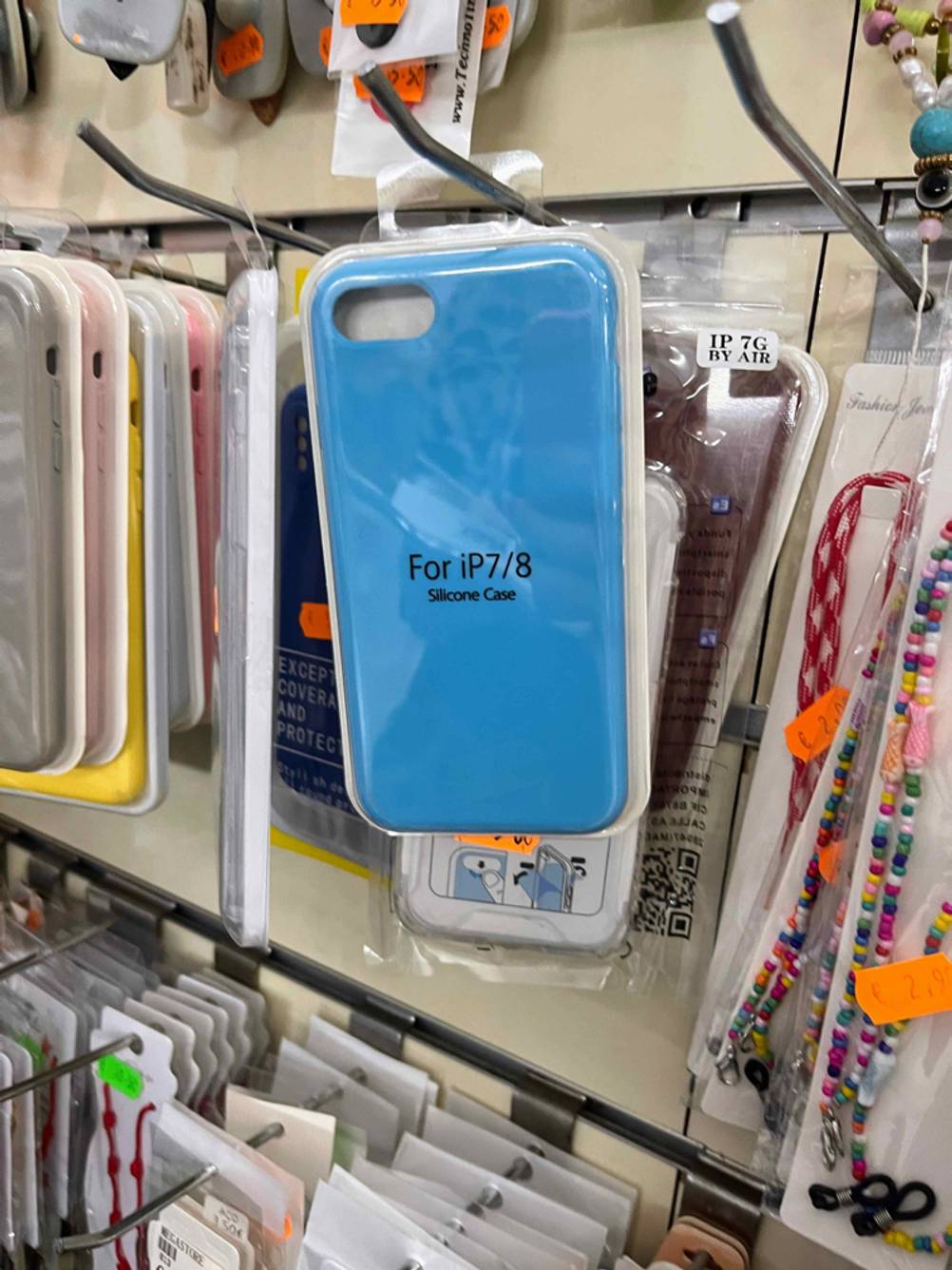Im Geschäft hängt eine getestete Hülle für das iPhone 8.