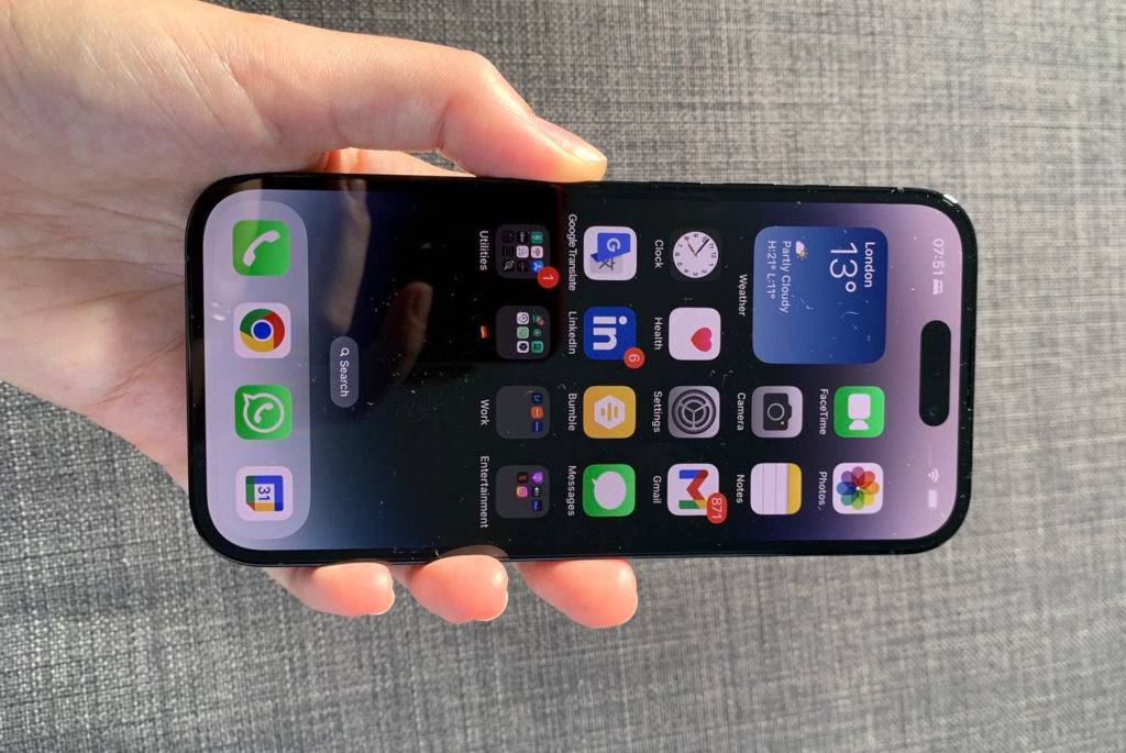 Display eines getesteten Apple iPhones zeigt Apps an.