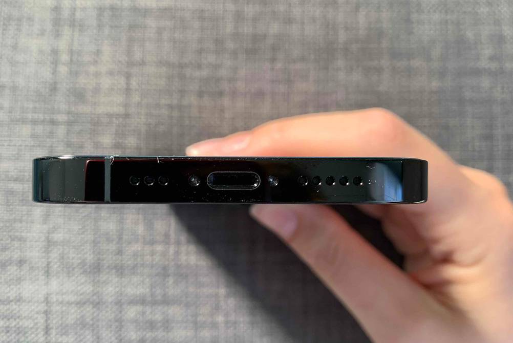 Lightning Anschluss eines Apple iPhones im Test.