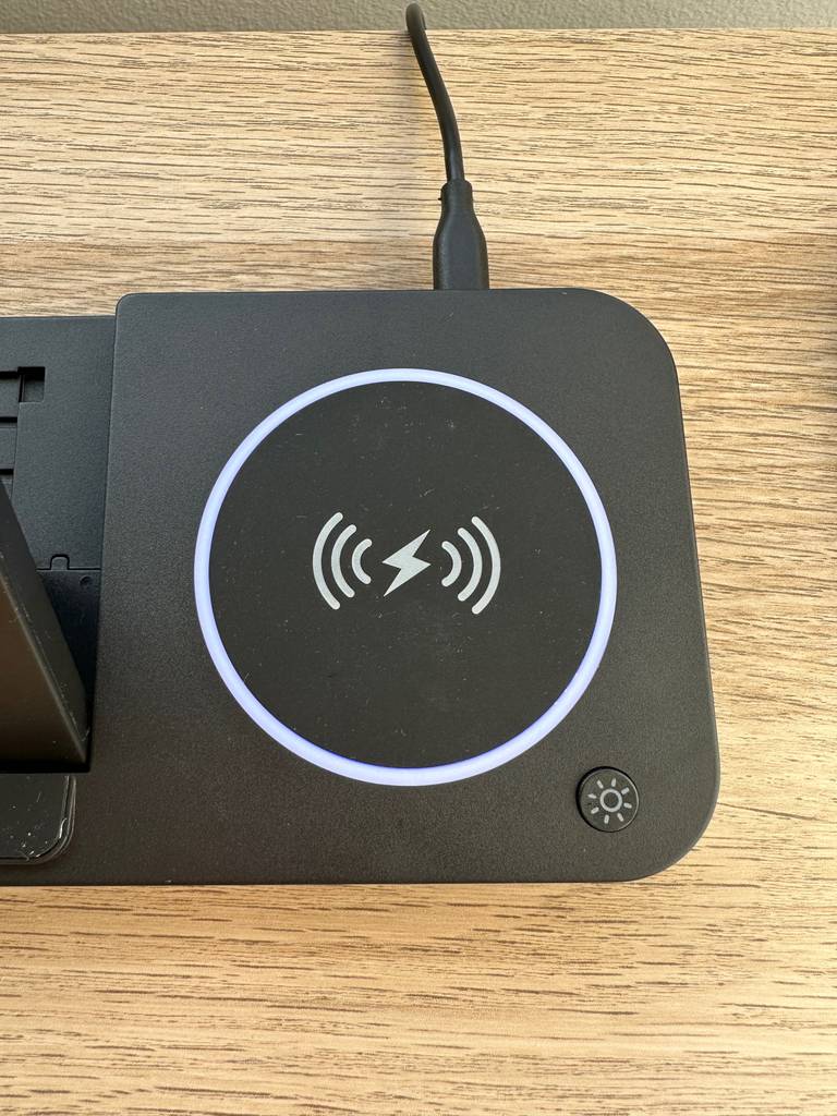 iPhone-Ladestation getestet: Nahaufnahme des QI-Ladepads.
