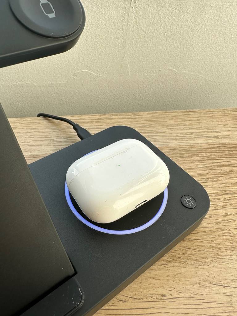 Auf einem QI-Ladepad einer getesteten iPhone-Ladestation liegt eine IPod-Hülle.