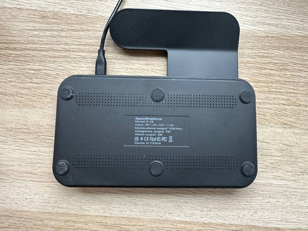 Im Test: Rückseite mit Informationen einer iPhone-Ladestation auf einer Holzfläche