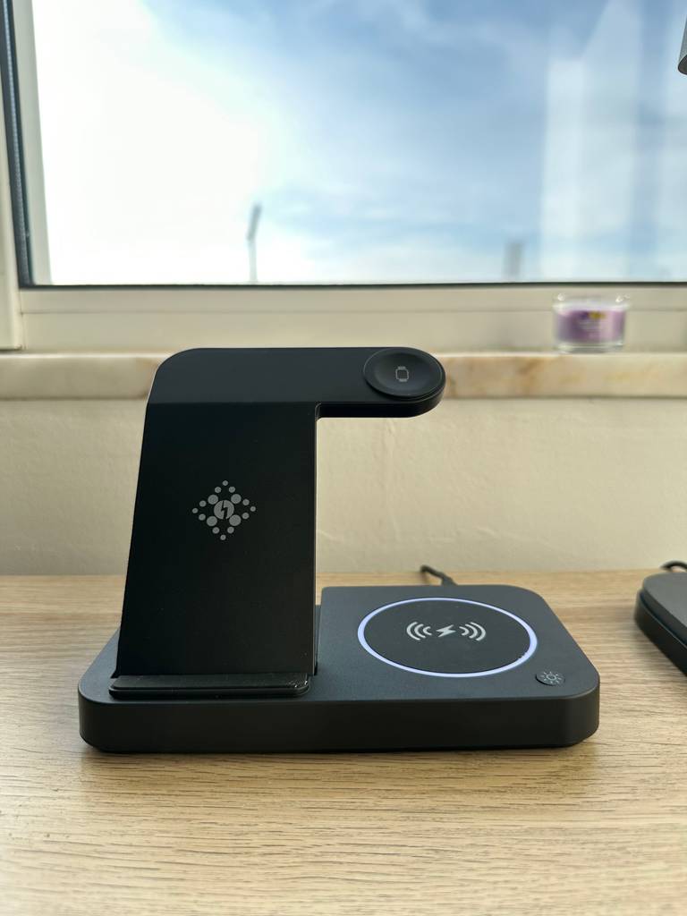 Vor einem Fenster auf einer Holzfläche steht eine iPhone-Ladestation im Test.