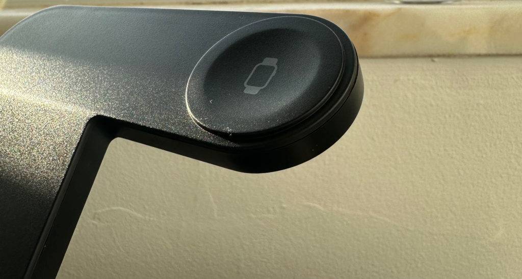 iPhone-Ladestation im Test: Detailansicht eines schwarzen Modells mit Ladefläche für eine Apple Watch vor hellem Hintergrund.