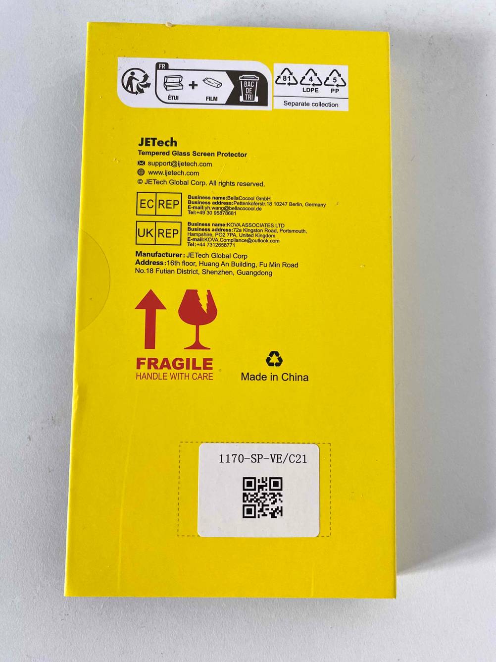 iPhone-Schutzfolie getestet: Rückseite der Verpackung auf einer hellen Fläche.