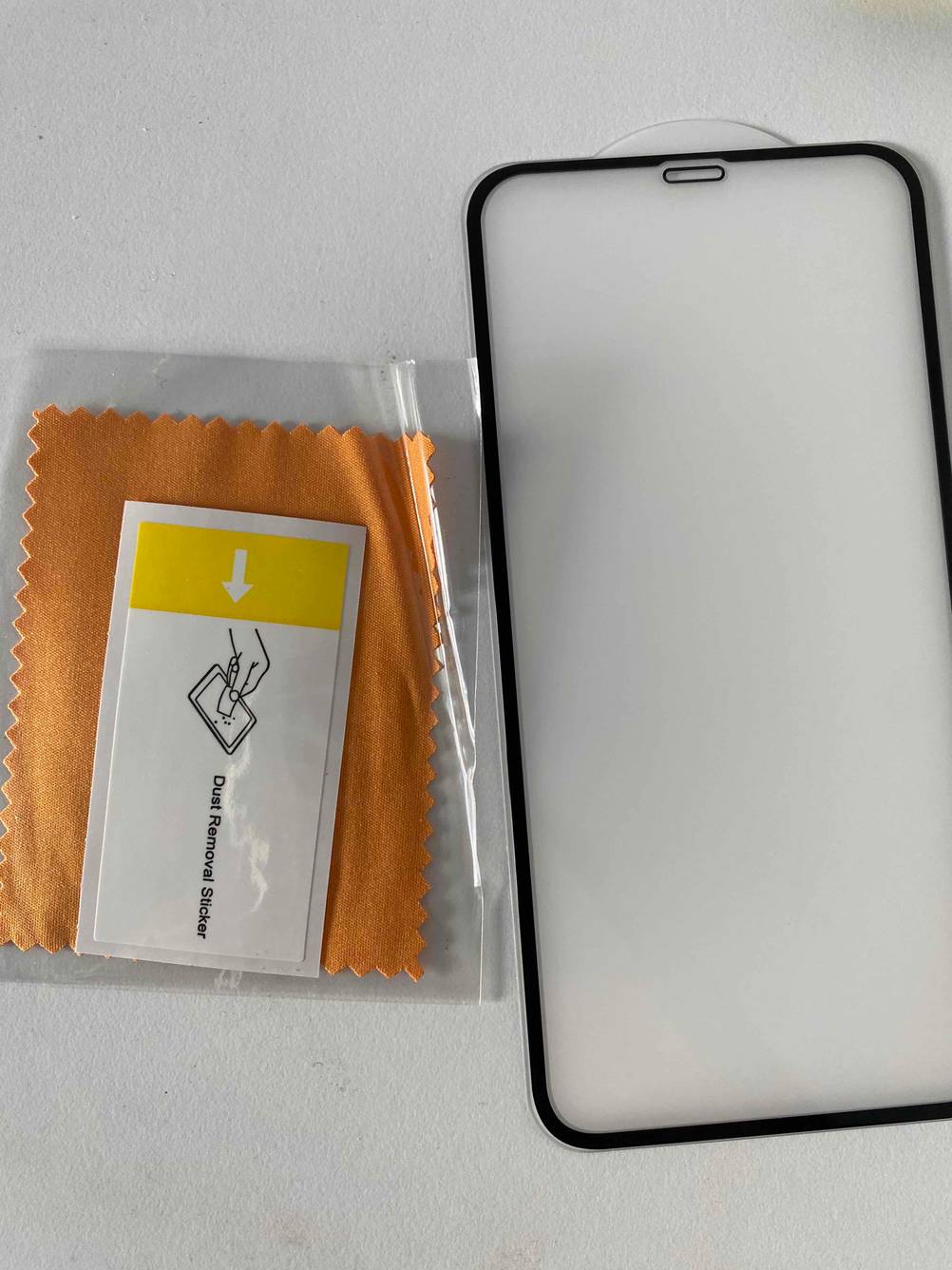 Eine getestete iPhone-Schutzfolie mit Reinigungsset. 