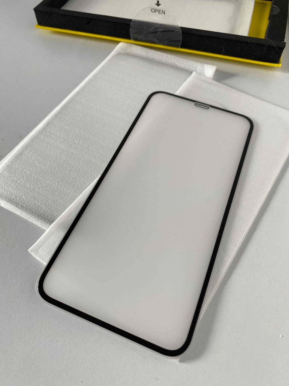 Eine iPhone-Schutzfolie im Test: Eine kratzfeste iPhone-Schutzfolie liegt auf der Verpackung. 