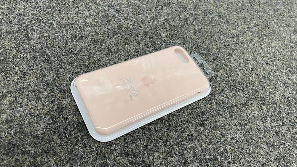 Eine getestete iPhone-SE-Hülle befindet sich auf den Boden. 