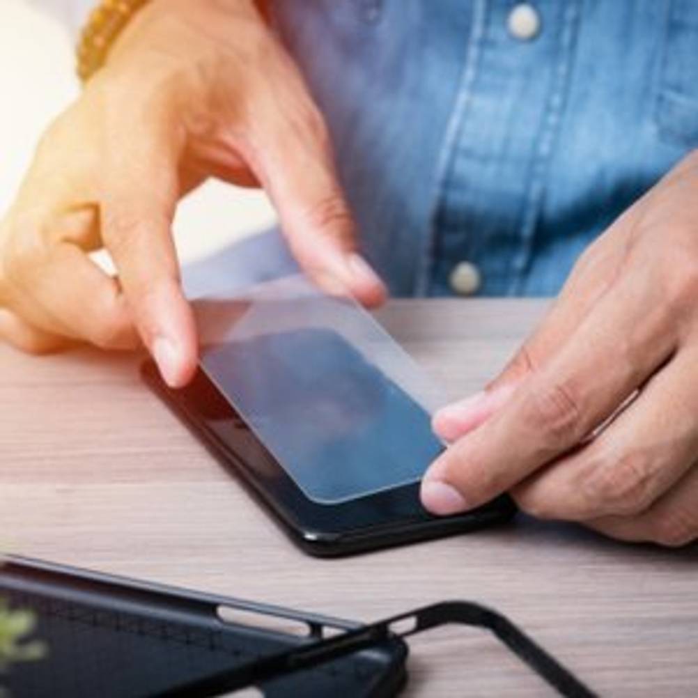 schutzfolie fuer das iphone wird angebracht