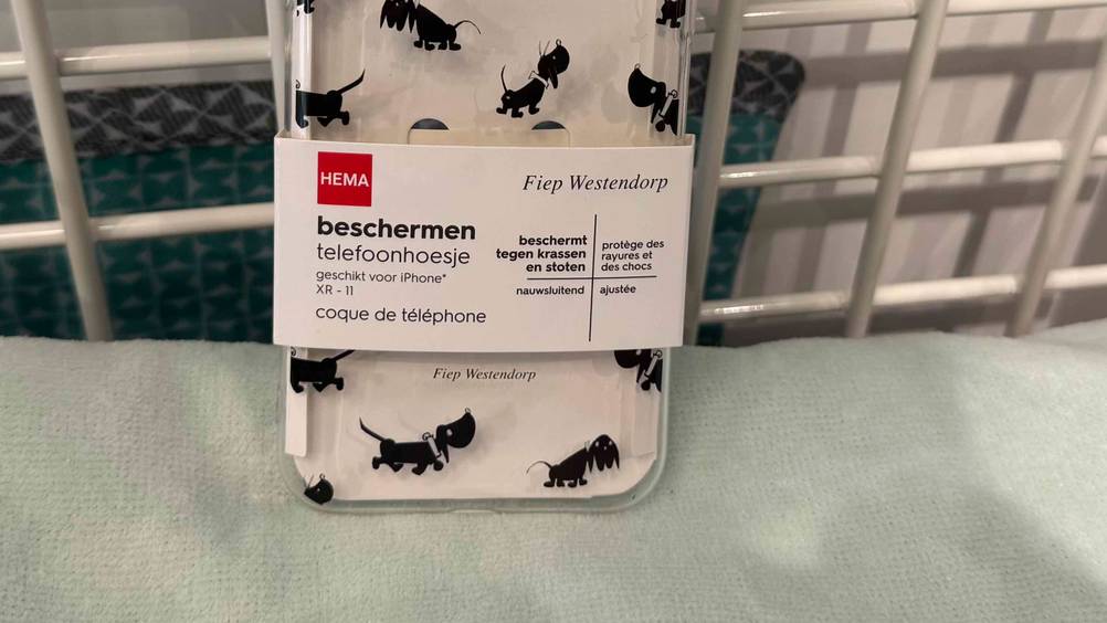 iPhone-XR-Hülle-Test: Nahaufnahme des Labels mit Logo und Artikelbezeichnung.