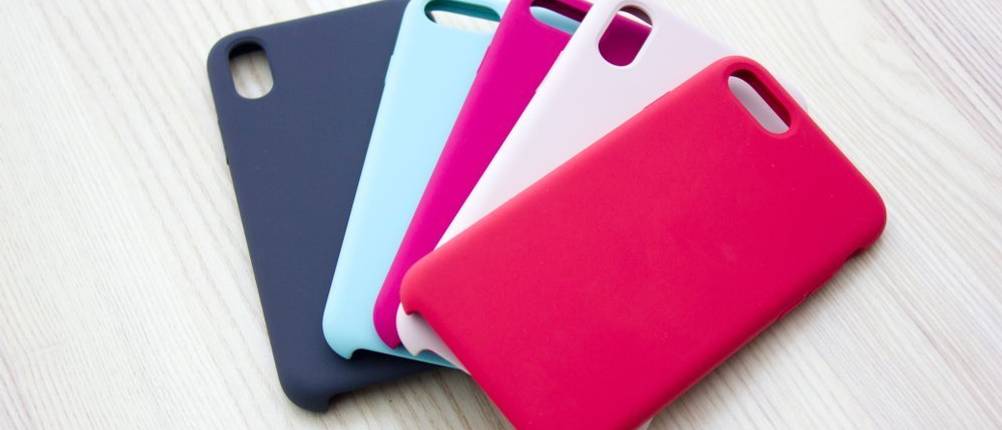 verschiedene iPhone 11 Pro Hüllen auf einem Tisch