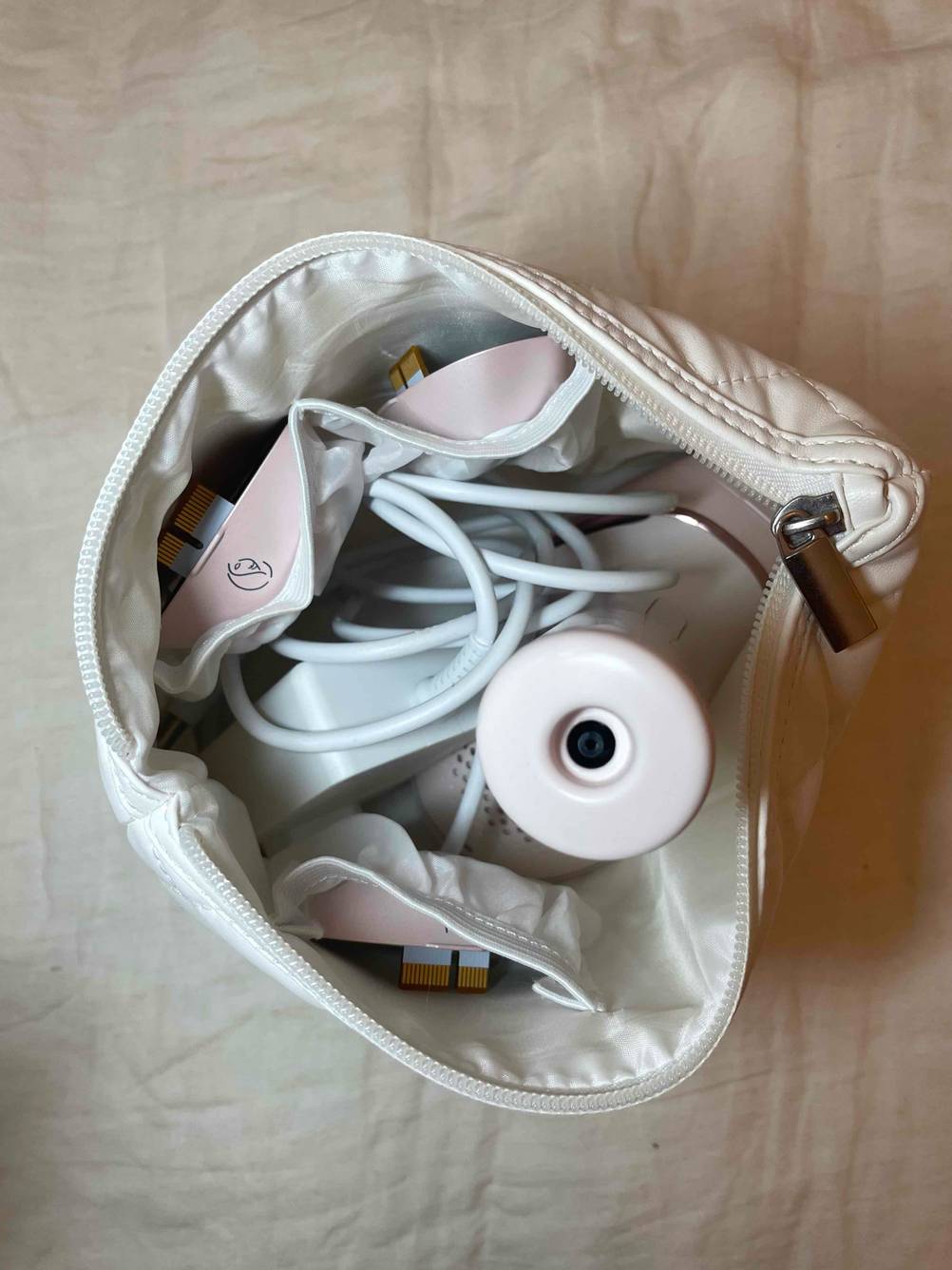 IPL-Gerät-Test: Das Gerät mit seinem Zubehör in einer Schutztasche.