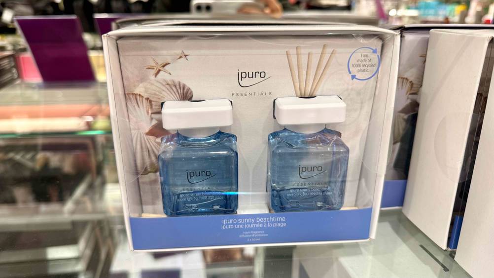 Ipuro-Raumduft getestet: Eine Originalpackung auf einer Glasfläche stehend.