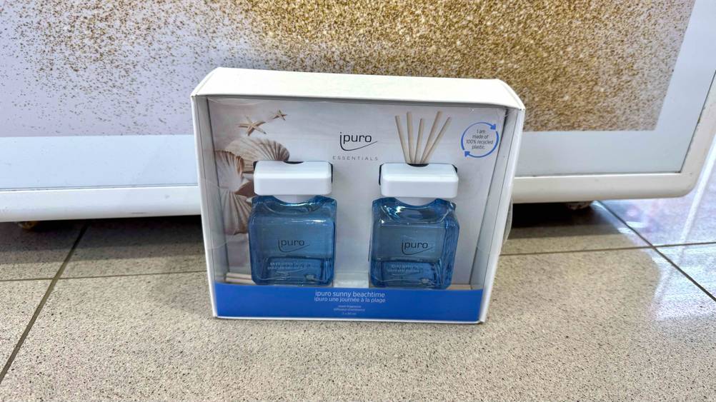 Ipuro-Raumduft im Test: Eine Packung vor einem Plakat auf dem Boden.
