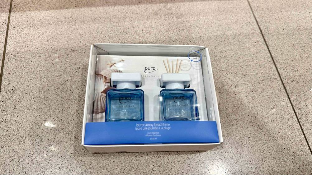 Auf einem Fließenboden liegt der getestete Ipuro-Raumduft in der Originalverpackung.