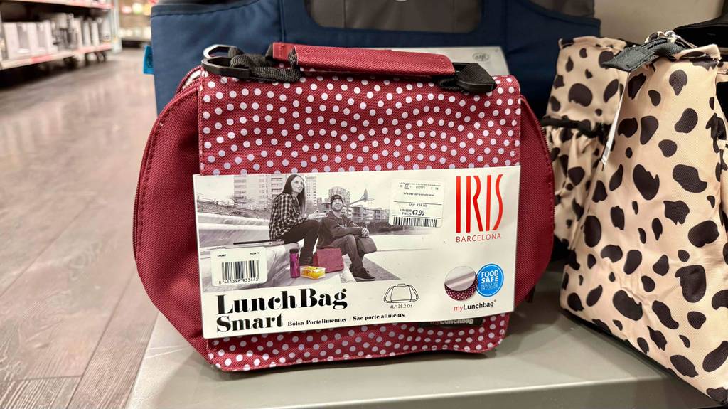 Eine Lunchbag steht zum testen in einem Regal.
