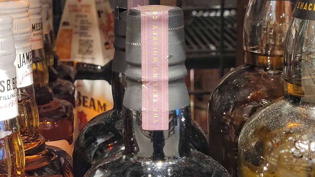 Irischer Whiskey getestet: Detailaufnahme des Flaschenhalses mit Banderole.