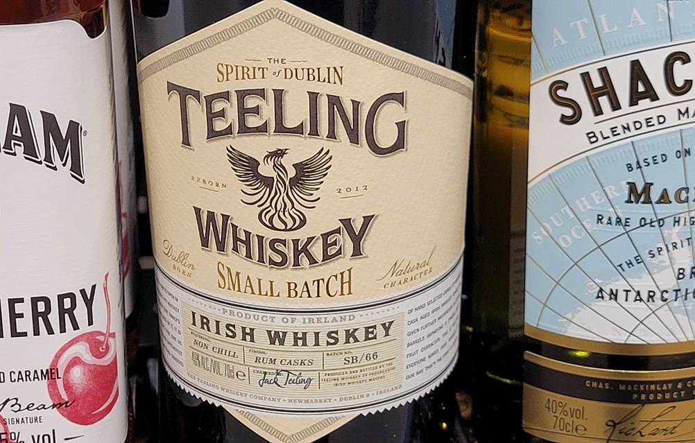Nahaufnahme des Labels einer Flasche Irischen Whiskeys im Test.