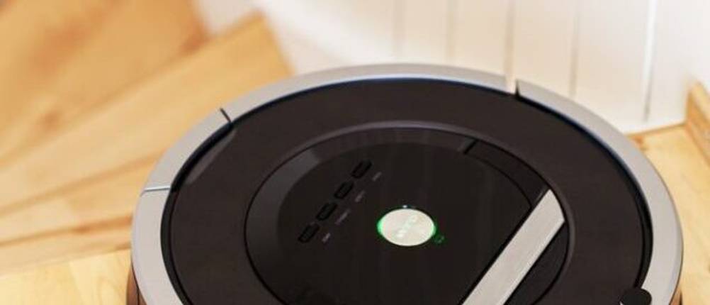 iRobot-Staubsauger-Roboter getestet an einer Treppe.