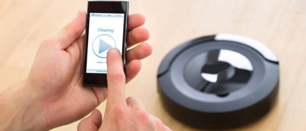iRobot-Staubsauger-Roboter getestet mit einer App auf dem Smartphone.